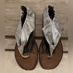 ✨Dolce Vita Silver Crinkle Leather Sandals